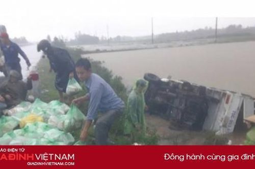 Xe chở cơm cứu trợ vùng lũ bị lật