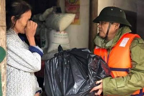 Đồng bào cả nước hướng về 'rốn lũ' Hà Tĩnh
