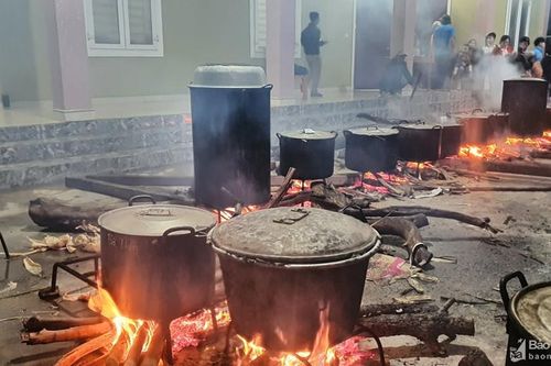 Người dân Nghệ An thức đêm nấu bánh chưng gửi bà con vùng lũ