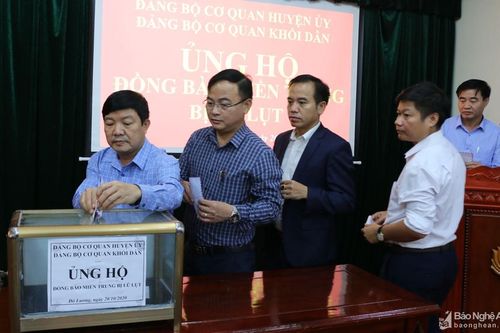 Các địa phương, đơn vị quyên góp ủng hộ đồng bào lũ lụt ở miền Trung