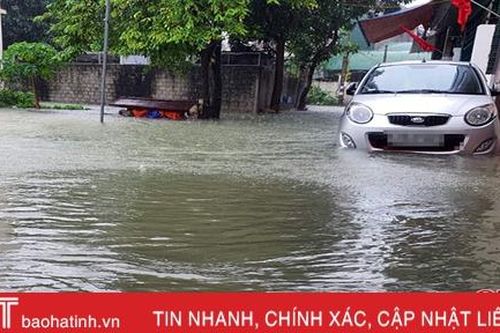 Sáng nay, nhiều phường ở TP Hà Tĩnh vẫn ngập sâu trong nước