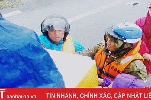 Ấm áp tình người trong cơn lũ dữ ở Hà Tĩnh