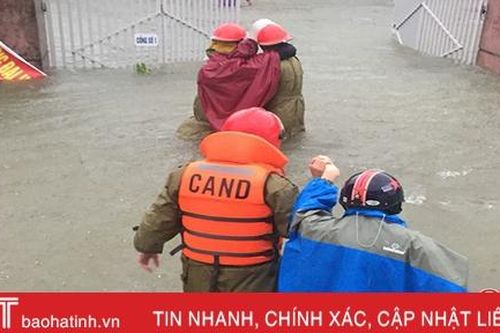 BVĐK Cẩm Xuyên nổ máy phát điện giúp 18 sản phụ 'vượt cạn' trong lũ
