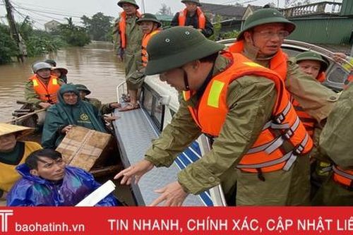 Phó Thủ tướng Trịnh Đình Dũng cùng lãnh đạo Hà Tĩnh trao quà cứu trợ 'tâm lũ' Cẩm Xuyên