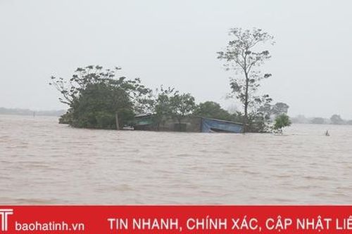 Mênh mông biển nước nhấn chìm hàng chục nghìn nhà dân ở Hà Tĩnh
