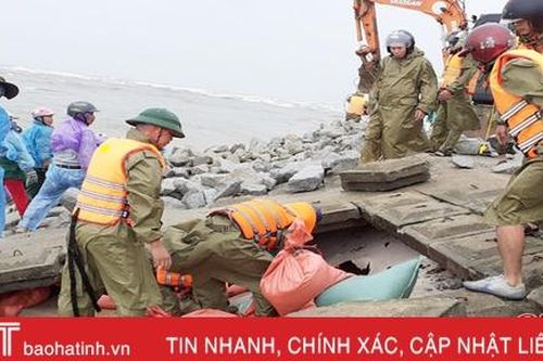 Hơn 200 người khẩn trương ứng cứu đê biển Lộc Hà