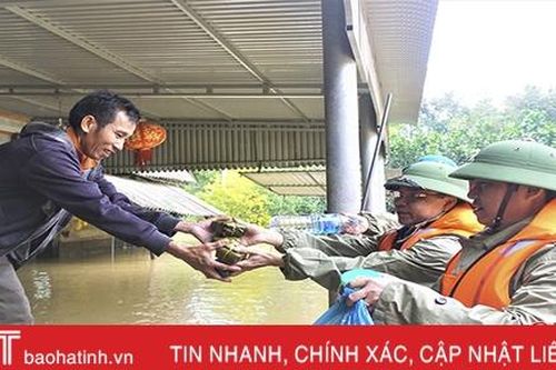 Lãnh đạo huyện Hương Khê trao quà cứu trợ bà con vùng lũ