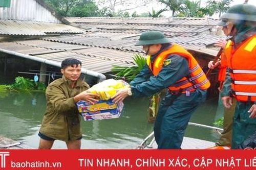 Bộ CHQS Hà Tĩnh hỗ trợ người dân vùng ngập lụt