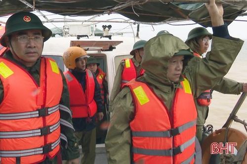 Phó Chủ tịch UBND tỉnh Nguyễn Hồng Lĩnh chỉ đạo di dời dân vùng bị cô lập