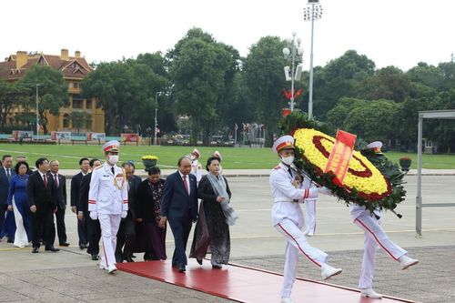 Các đại biểu Quốc hội vào Lăng viếng Chủ tịch Hồ Chí Minh