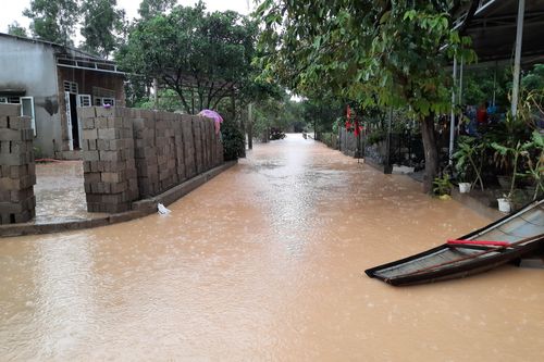 Mưa lũ tại miền Trung: Lũ rút nhưng nhiều xã vẫn bị cô lập hoàn toàn