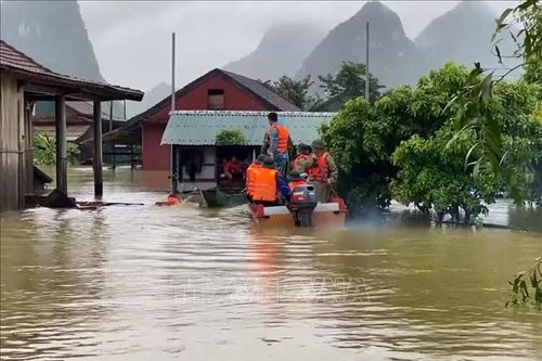 Thiết lập mạng lưới cấp phát lương thực, thực phẩm cho người dân vùng lũ lụt