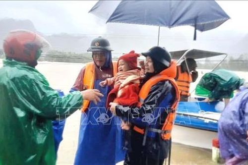 Nhiều người dân Quảng Bình vẫn đang kêu cứu khi nước lũ dâng tràn nóc nhà