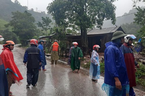 Sạt lở kinh hoàng tại Quảng Bình, di dân khỏi vùng nguy hiểm
