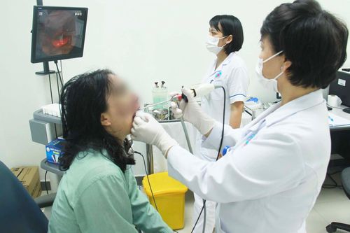Làm thế nào để ứng phó với viêm họng khi thời tiết chuyển lạnh?