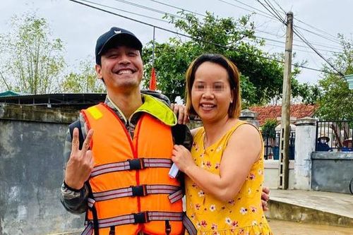 Mặc dân mạng mỉa mai, MC Phan Anh vẫn ra tận miền Trung cứu trợ lũ lụt