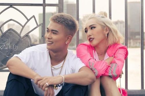 Nhận được món quà 'Mê Ly' từ chồng, Emily hạnh phúc đến nỗi nhầm cả Facebook