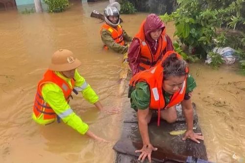 Sau lũ, thi thể người đàn ông ở Quảng Bình nổi trong vườn nhà