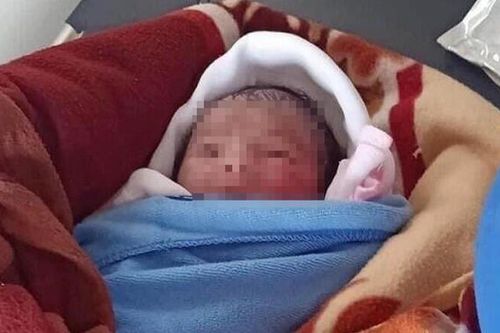Khởi tố người mẹ bỏ rơi con sơ sinh ngoài ruộng khoai trong nắng 40 độ C, cháu bé nhiễm khuẩn nặng qua đời