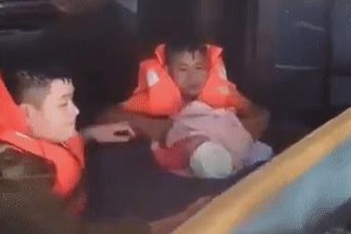 Clip: Xót xa tiếng khóc của bé sơ sinh khi được giải cứu khỏi ngôi nhà ngập nước lũ