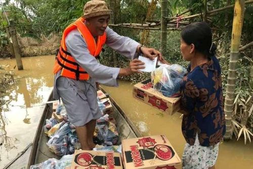 Các đơn vị trao quà đến người dân vùng lũ lụt