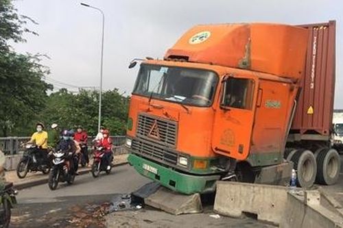 Xe tải lật, xe đầu kéo húc dải phân cách nhiều người té ngã