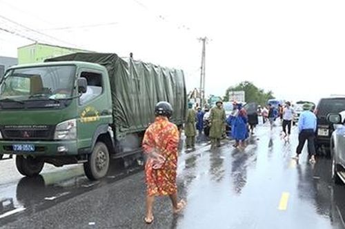 Công an Quảng Bình vượt lũ mang nhu yếu phẩm đến với người dân
