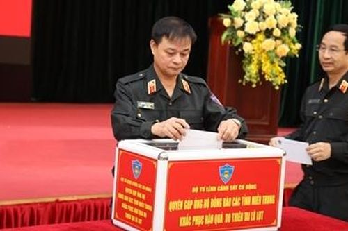 Cảnh sát cơ động chung tay ủng hộ đồng bào vùng lũ