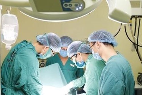 Phẫu thuật cho cô gái hơn 10 năm đeo u vú khổng lồ 10kg