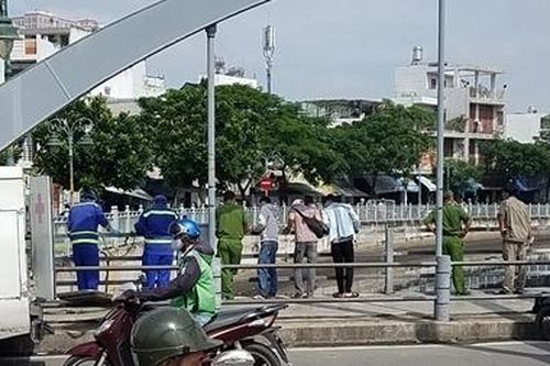 Thi thể đang phân hủy trôi trên kênh Tân Hóa