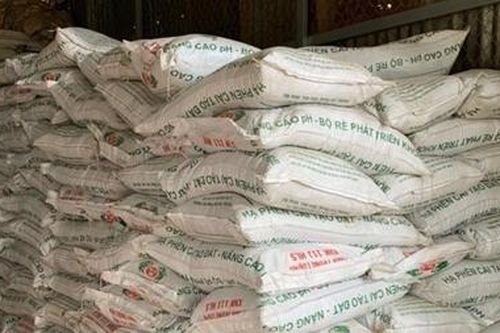 Phát hiện 40 tấn phân bón làm bằng đất trộn bột đá