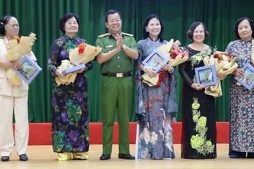 Gặp mặt tuyên dương gương phụ nữ Công an TP Hồ Chí Minh