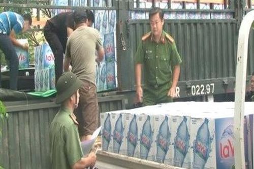 Báo CATP và nhà tài trợ: Tiếp tục chuyển nước uống cho dân vùng lũ