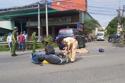 Tông vào hông ôtô đang qua đường, 2 người thương vong