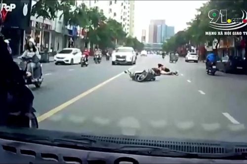 Clip: Xe ba bánh tự chế lạng lách, gây tai nạn rồi bỏ chạy
