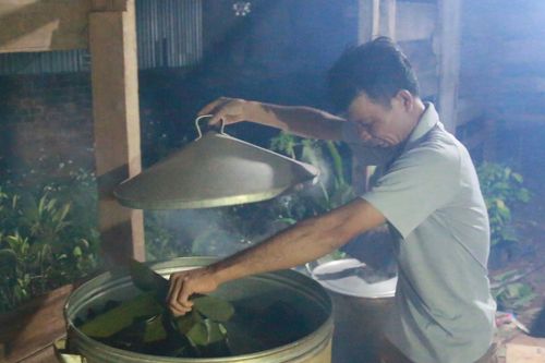 Người dân Đắk Lắk gói bánh tét ủng hộ đồng bào miền Trung