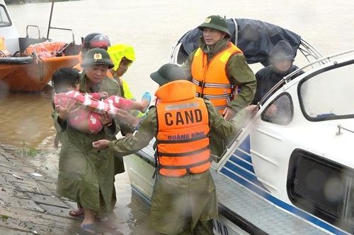 Xúc động cảnh chiến sỹ công an cứu hộ người dân bị thương trong lũ ở Quảng Bình