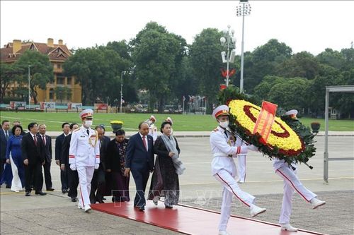 Lãnh đạo Đảng, Nhà nước và các đại biểu Quốc hội vào Lăng viếng Chủ tịch Hồ Chí Minh