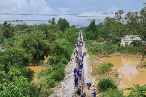 Đường sắt Bắc – Nam thông tuyến, sẵn sàng vận chuyển miễn phí hàng cứu trợ