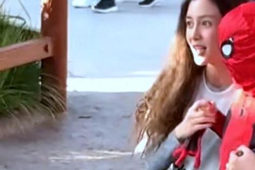 Angelababy lại lẻ bóng đưa con đi chơi, nhan sắc đời thường thế nào mà phải vội che mặt khi bị quay?