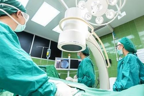 Sau sinh 1 tháng bỗng thấy 'thứ lạ' ở âm đạo, bà mẹ trẻ đi khám thì được khuyên ăn ít thôi