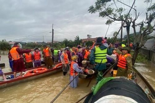 Quảng Bình: Thuyền cứu trợ gặp nạn, 5 người may mắn thoát chết