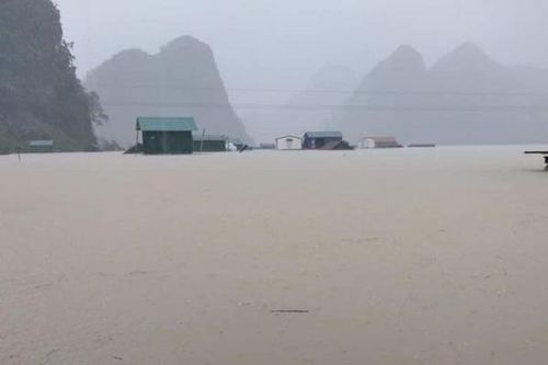 'Vượt cạn' thành công trong tâm lũ