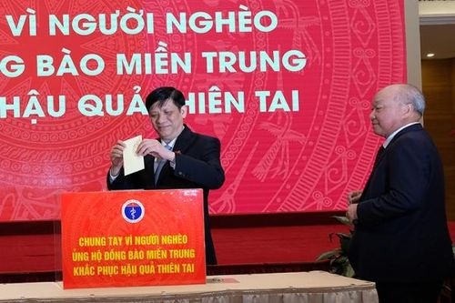 Miền Trung, tình người trên đỉnh lũ