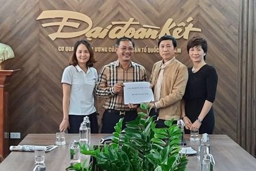 Nhiều doanh nghiệp ủng hộ đồng bào miền Trung vượt qua lũ lụt