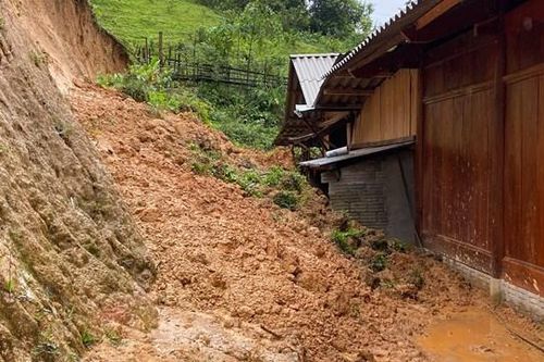Di dời khẩn cấp gần 300 hộ dân có nguy cơ sạt lở