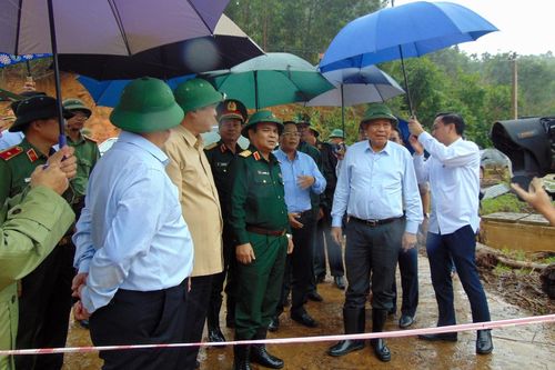 Phó Thủ tướng Thường trực kiểm tra công tác khắc phục hậu quả mưa lũ ở vùng biên giới Quảng Nam