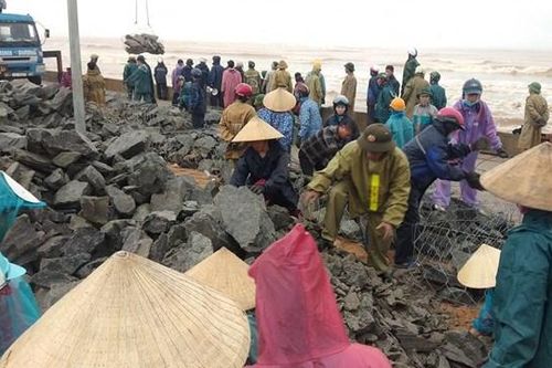 Người dân Cảnh Dương chạy đua với bão số 8 gia cố kè biển bị sạt lở