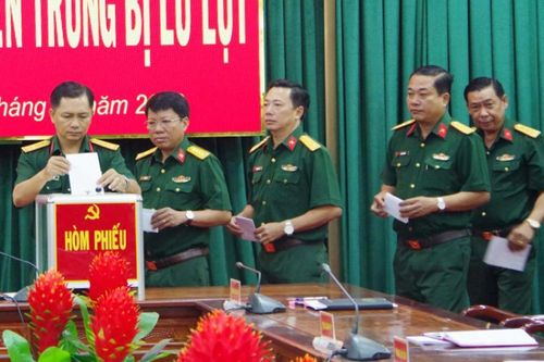 Lực lượng vũ trang ủng hộ đồng bào miền Trung
