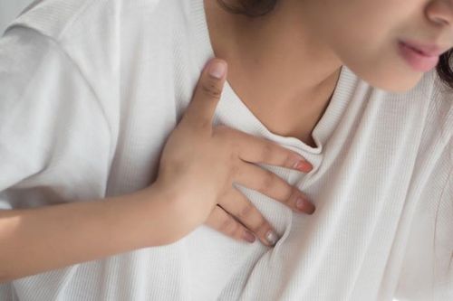 Cô gái mang khối u 10 kg trên ngực